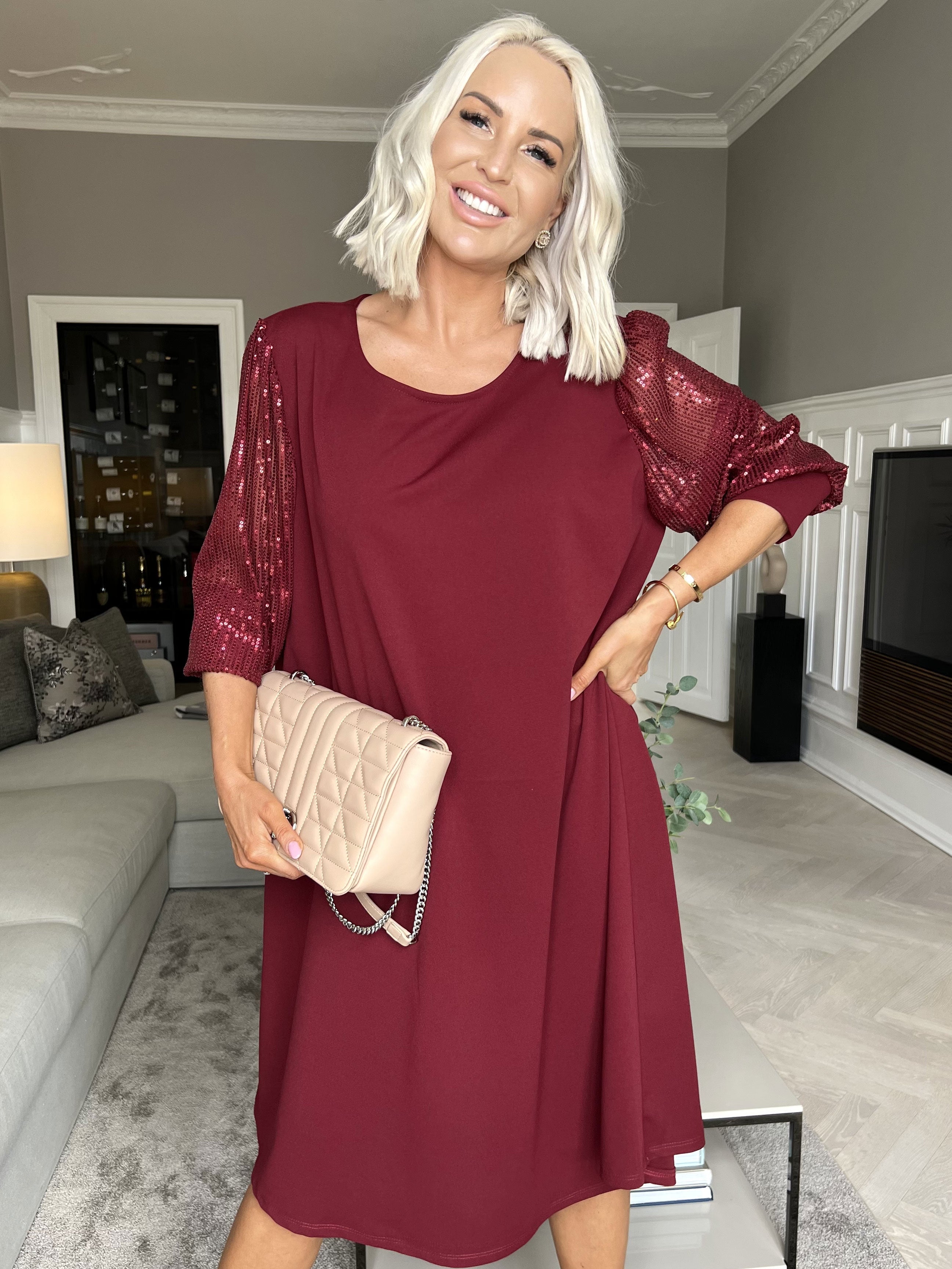 Djamila - Smuk kjole med paillet ærmer